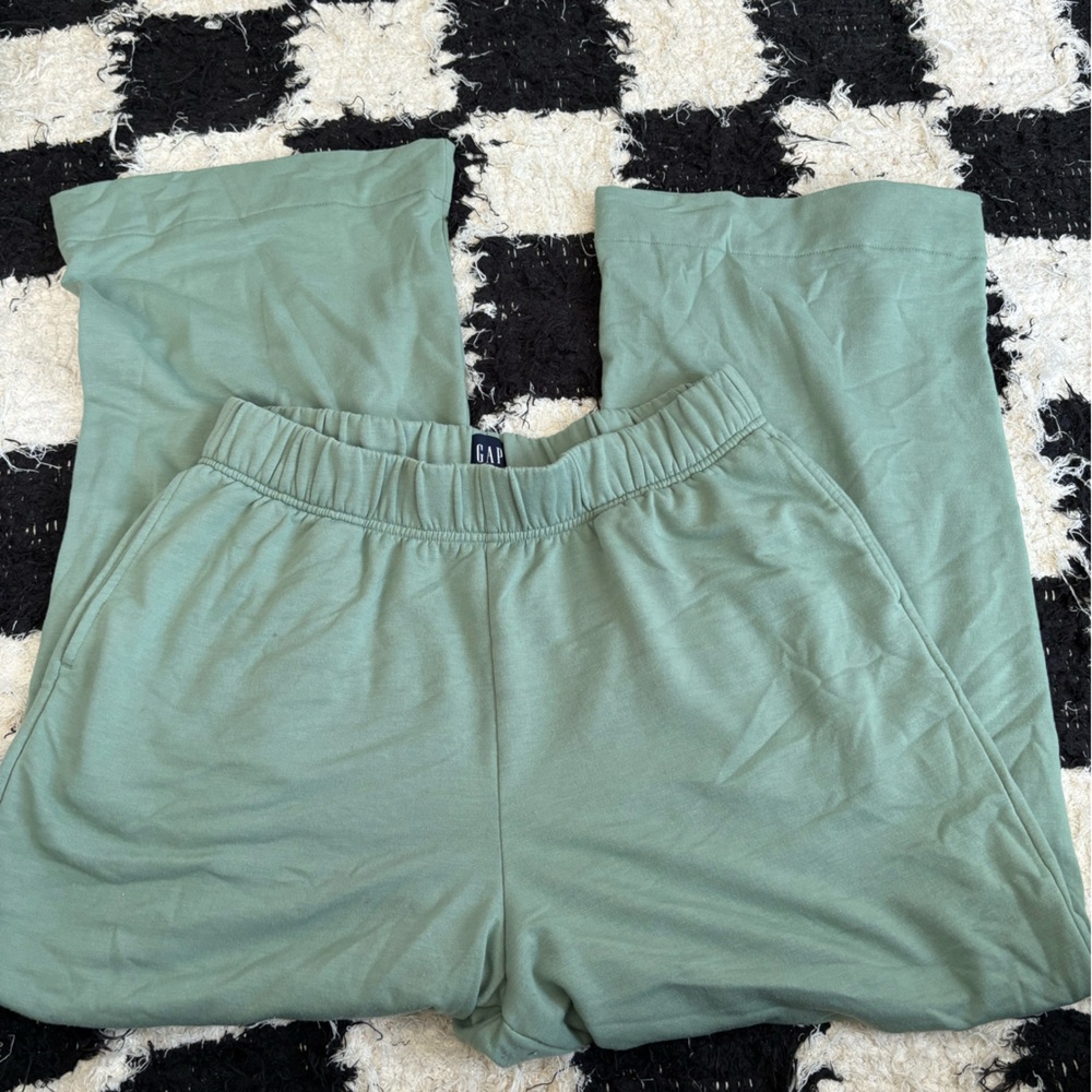 green gap sweatpants